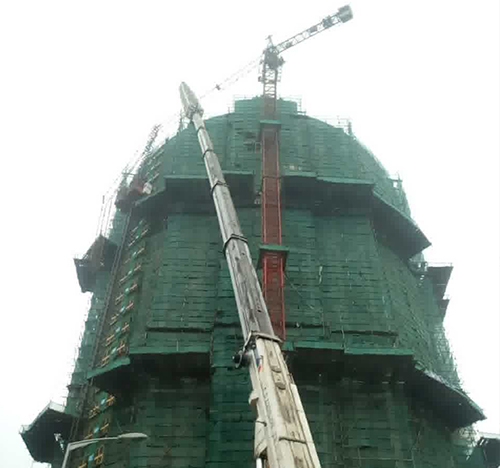 隆昌吊车在工地上作业